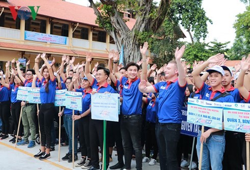 Young volunteers help in socio-economic development  - ảnh 1