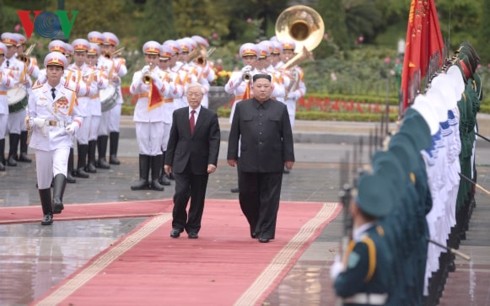 Party, State leader welcomes DPRK Chairman in Hanoi - ảnh 1