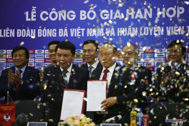 Park Hang-seo: I am proud to continue leading team Vietnam - ảnh 1