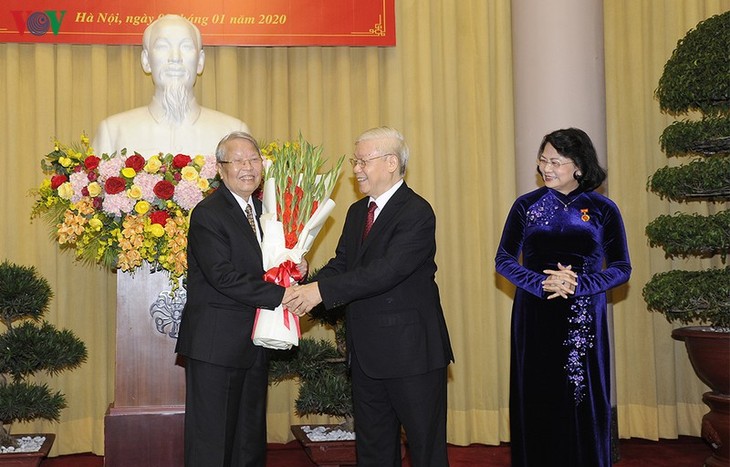 Party leader and President presents Party badge to high-ranking State officials - ảnh 1