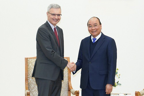 PM receives ambassadors from Sweden, France - ảnh 2