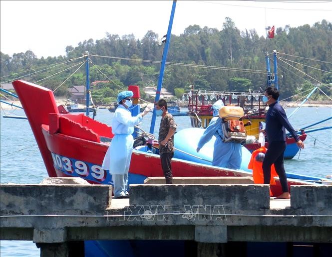 Four fishermen sunk by Chinese coast guard ship get ashore safely  - ảnh 1