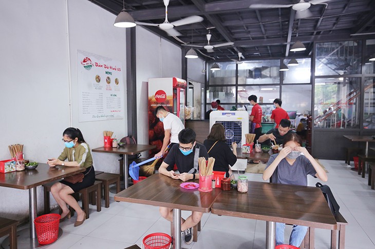 Restaurants, cafes in Hanoi take COVID-19 preventive measures  - ảnh 1