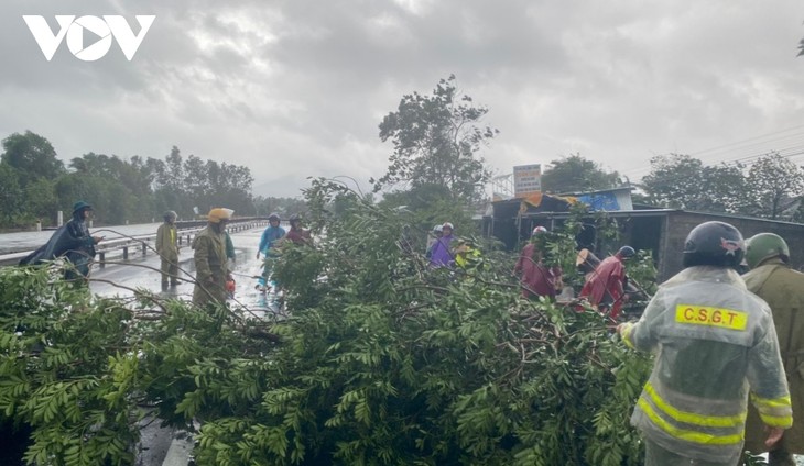 Typhoon Molave slams central Vietnam, one person killed - ảnh 2