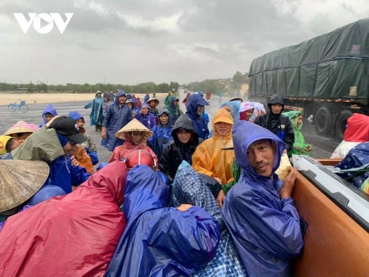 4,300 tons of rice to be distributed to flood-hit provinces - ảnh 1