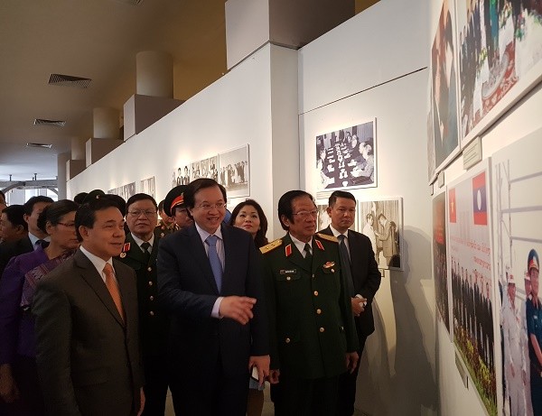 Photo exhibition features Vietnam-Laos special friendship - ảnh 1