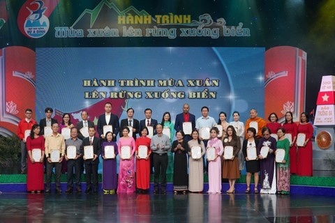 Vu A Dinh Scholarship Fund helps disadvantaged students  - ảnh 1