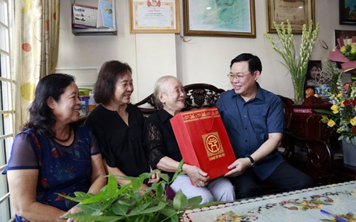 Hanoi to give Lunar New Year gifts worth 16 million USD to the poor, social beneficiaries  - ảnh 1