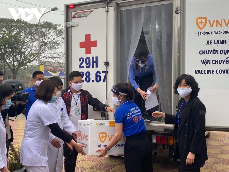 Vietnam begins COVID-19 vaccinations  - ảnh 1