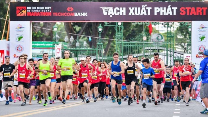 13,000 athletes compete at HCM City International Marathon - ảnh 1