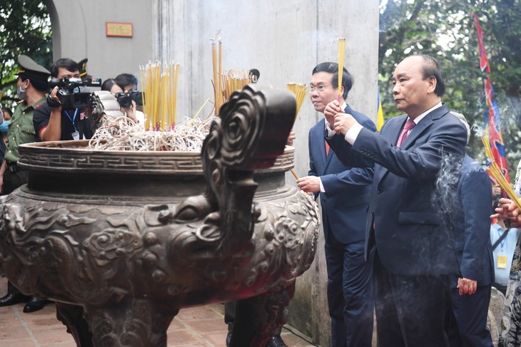 President Nguyen Xuan Phuc offers incense on Hung Kings' death anniversary - ảnh 1