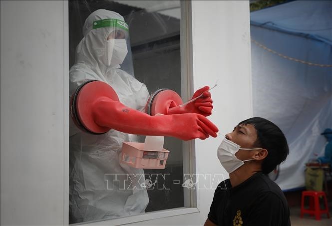 COVID-19 test booth given to medical staff in Bac Giang - ảnh 1