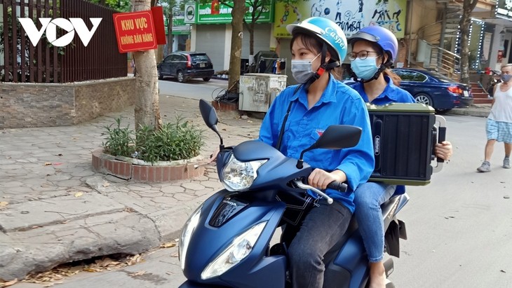 Volunteers brave dangers on Covid-19 frontline  - ảnh 3