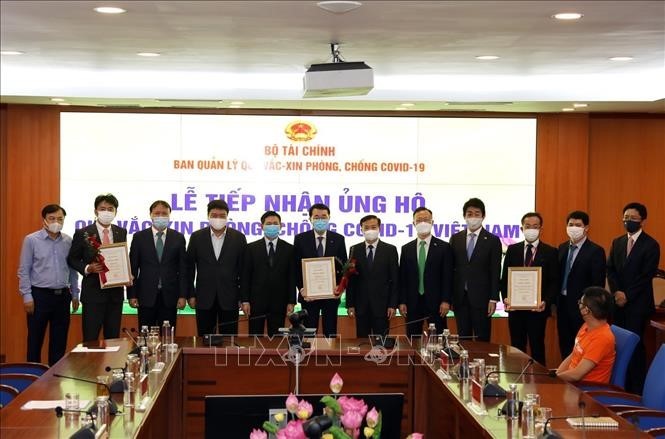 4.3 million USD donated to COVID-19 Vaccine Fund via Finance Ministry  - ảnh 1