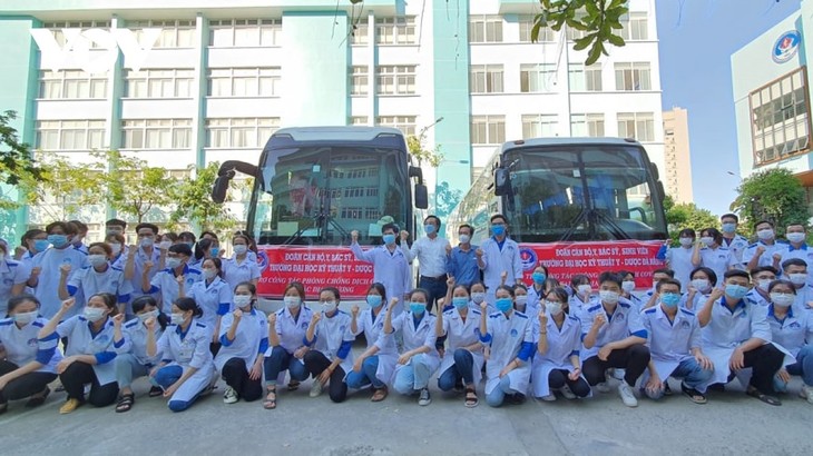 Da Nang sends medical personnel to help Phu Yen fight COVID-19 - ảnh 1