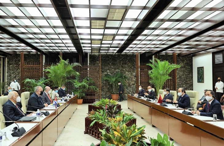 President Nguyen Xuan Phuc meets Cuban Prime Minister in Havana - ảnh 2