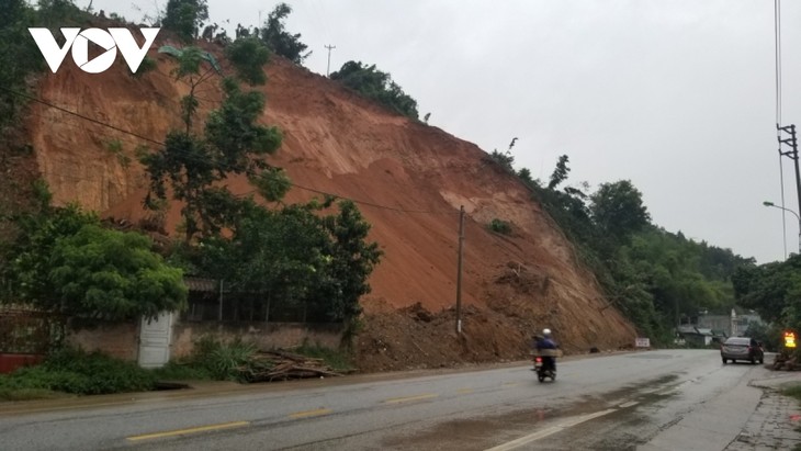 Storm Kompasu moves closer to East Sea, bringing torrential rains - ảnh 1