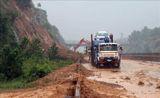 Floods wreak havoc in central region - ảnh 1