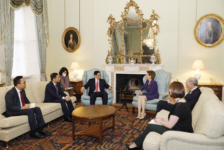 PM says Vietnam hopes for effective, substantive cooperation with  UK  - ảnh 1