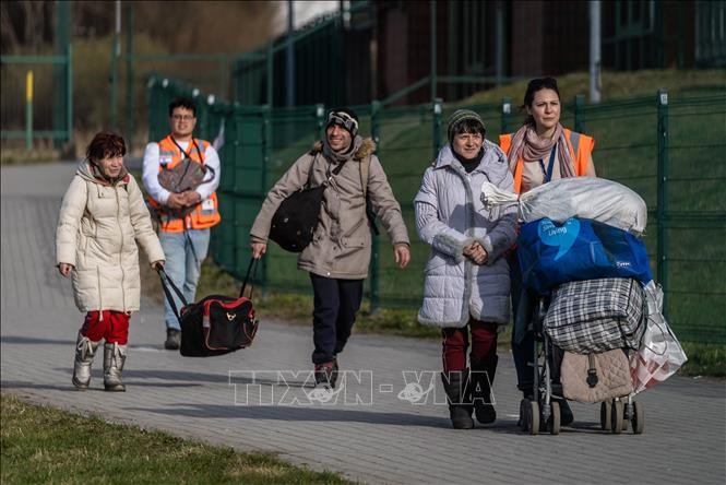 Russia, Ukraine continue to evacuate civilians  - ảnh 1