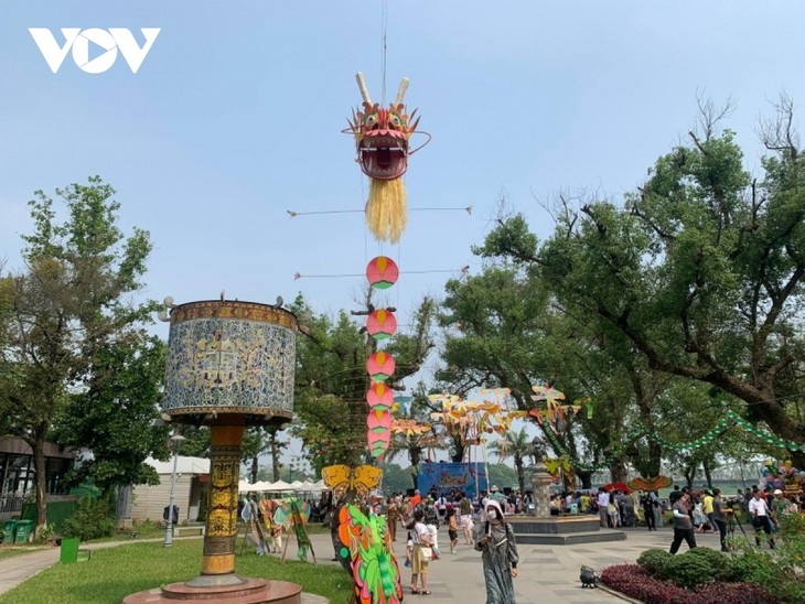 Colorful kites fly high at Hue Festival  - ảnh 1