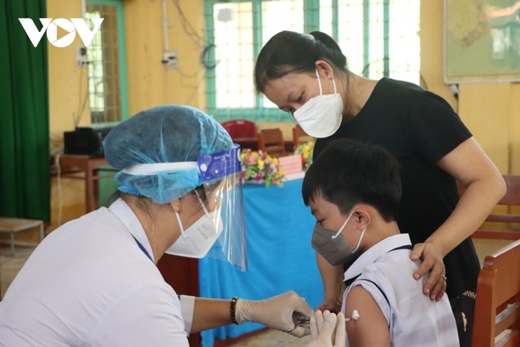 PM urges speedier vaccination against COVID-19 for children, 4th dose plan for adults - ảnh 1