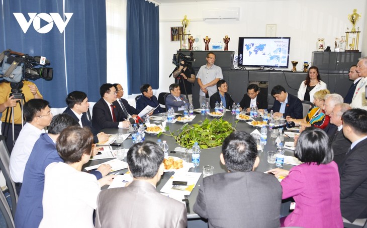 National Assembly Chairman visits Mirelite Mirsa Company - ảnh 1