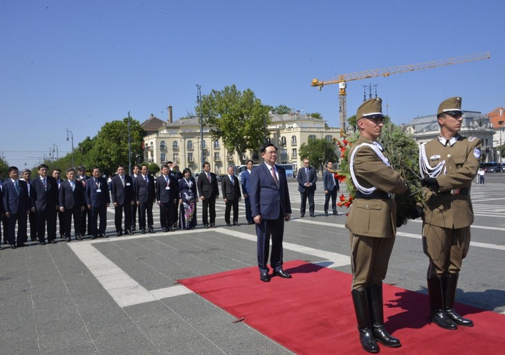 Top legislators of Vietnam, Hungary call for further friendship, cooperation  - ảnh 4