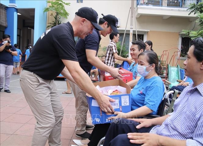 New Zealand businesses donate fruit boxes to children, women in Ho Chi Minh City - ảnh 1