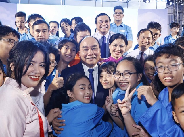 President celebrates school day with students orphaned by COVID-19  - ảnh 1