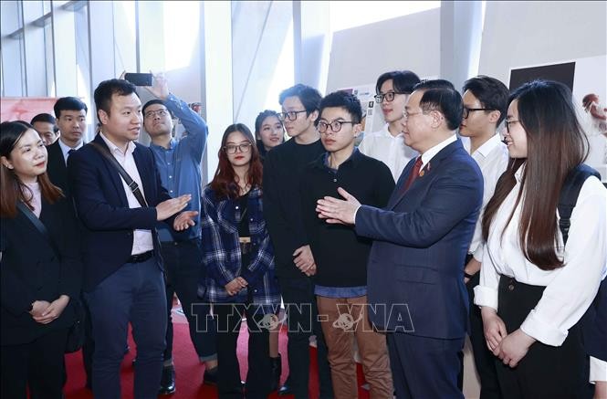 NA Chairman visits Swinburne University - ảnh 1