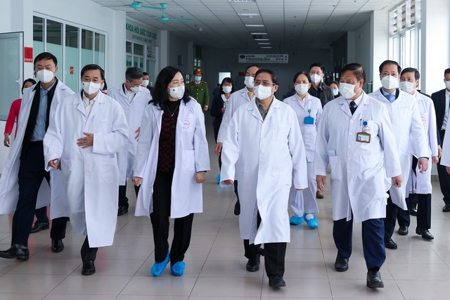 Prime Minister pays Tet visits to medical staff  - ảnh 1