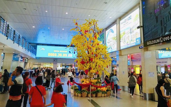 Tan Son Nhat Airport serves 200,000 passengers in two days of Tet  - ảnh 1