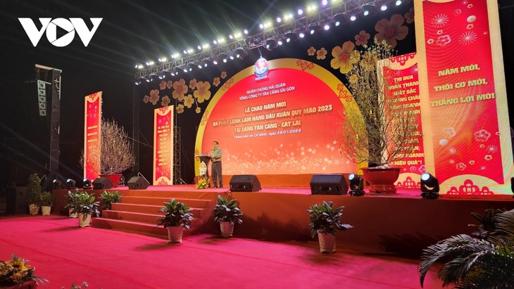 PM issues order to start lunar new year production at Cat Lai Port - ảnh 2