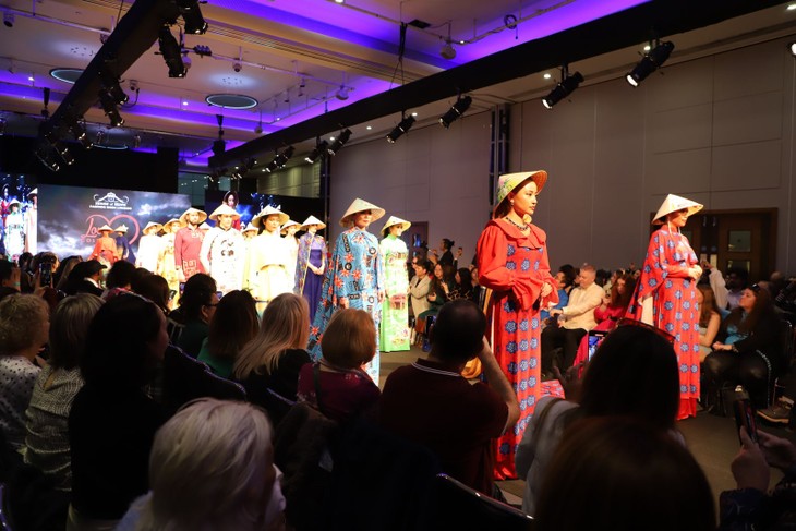 Vietnamese Ao Dai and cuisine showcased at London fashion event - ảnh 1