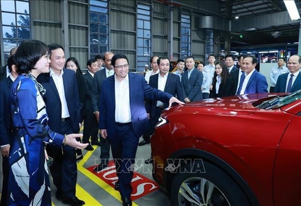 PM visits socio-economic facilities in Hai Duong  - ảnh 1