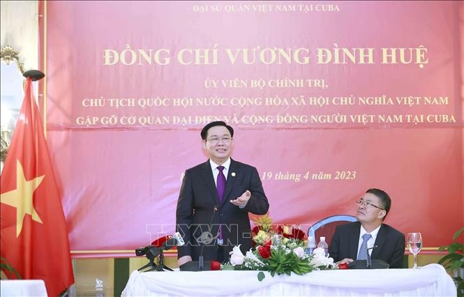 NA Chairman meets Vietnamese community, visits Fidel Castro Ruz Center in Cuba  - ảnh 1