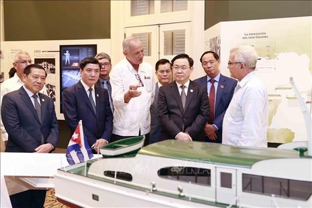 NA Chairman meets Vietnamese community, visits Fidel Castro Ruz Center in Cuba  - ảnh 2