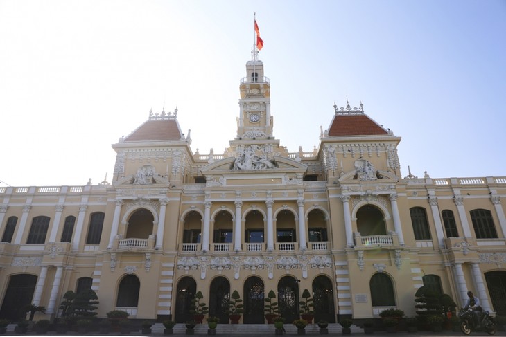 Ho Chi Minh City welcomes nearly 1 million visitors on Reunification Day - ảnh 1