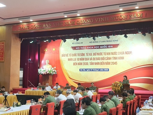 Symposium discusses proactive national defense  - ảnh 1