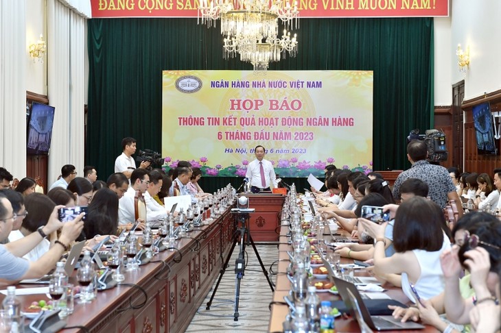 Economy’s outstanding loans total 523.8 billion USD as of June 15  - ảnh 1