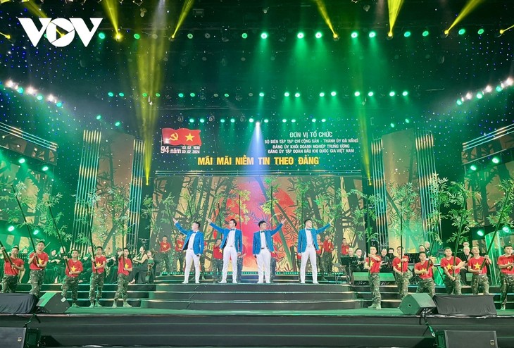 Art program pays tribute to Communist Party of Vietnam  - ảnh 1