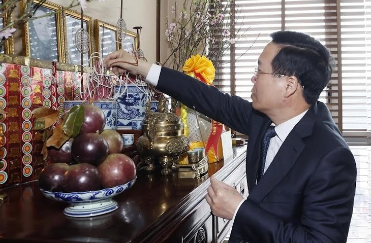 President offers incense to late leaders, visits former leaders for Tet - ảnh 1