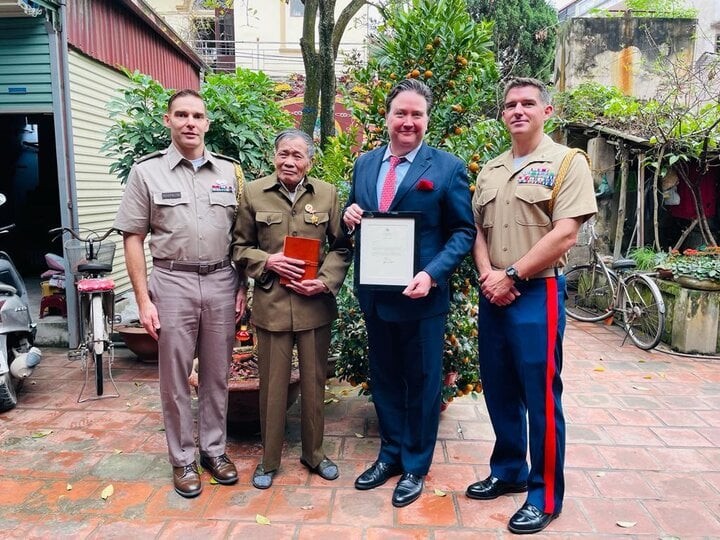 US Ambassador returns diary to Vietnamese veteran  - ảnh 1