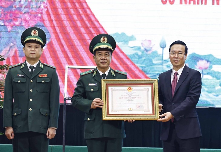 President presents second-class Feat Order to border guard - ảnh 1