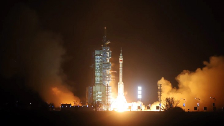 China launches Shenzhou-18 spacecraft with 3-member crew to space station - ảnh 1