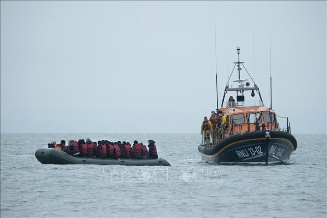 Ireland planning emergency law to send asylum seekers back to the UK - ảnh 1