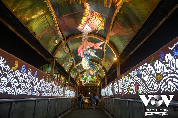 Hanoi footbridge decorated with public art installations - ảnh 1