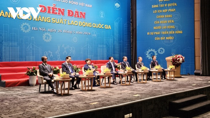 PM calls improving labor productivity an urgent and strategic task  - ảnh 1