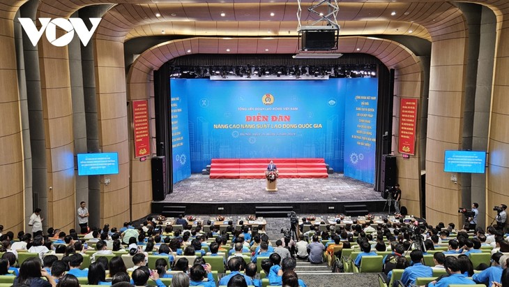 PM calls improving labor productivity an urgent and strategic task  - ảnh 2